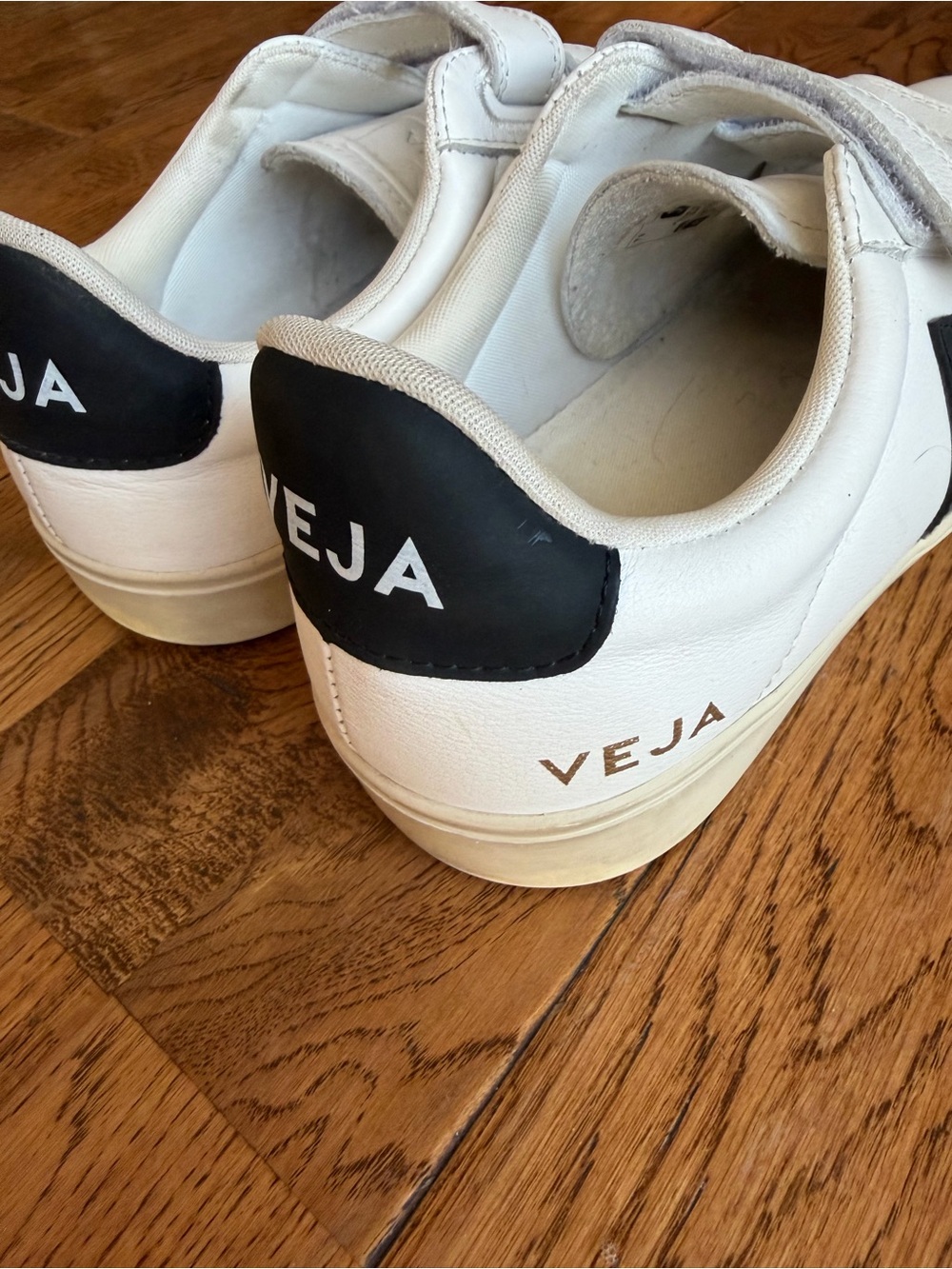 Veja Recife Sneaker in Extra White & Black - Picture 10 of 13